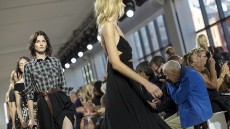 Китайските фенове на Майкъл Корс надникват зад кулисите на шоуто му през WeChat 