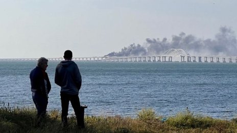 Украйна атакува Кримския мост с дронове, взривена е подпора под водата