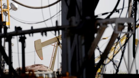 Цената на петрола се понижава в сряда*