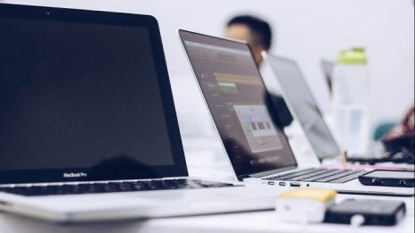 Само 41% от фирмите у нас дават на служителите преносими устройства с интернет