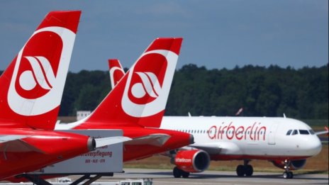 Масово "разболяване" на пилоти блокира десетки полети на Air Berlin 