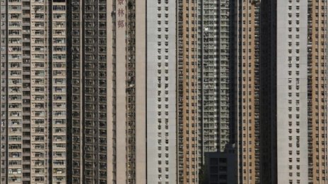 Строители в Хонконг продават имоти и емитират нови акции в търсене на свежи пари