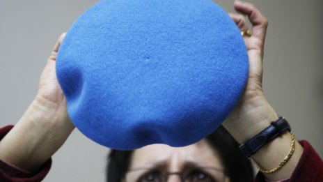 Последният производител на барети във Франция се бори за оцеляване