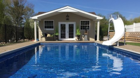 Басейн в задния двор - американски вариант за ваканция по време на пандемия