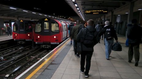 Лондонското метро пуска нощни влакове