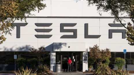 Акциите на Tesla се готвят за най-голямото двудневно поевтиняване от 14 месеца
