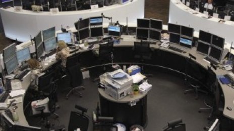 Европейските борси приключиха горещата седмица на червено