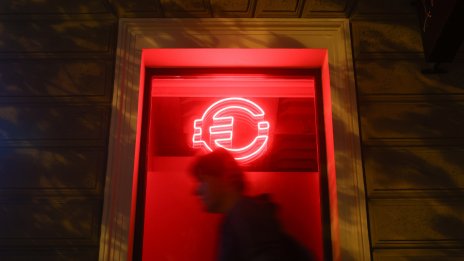 Доколко застрашена е европейската парична автономия от стейбълкойните?