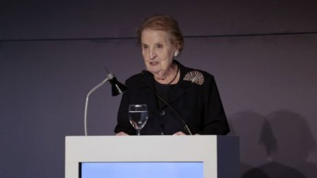 От осанна до разпни я: Спорното наследство на Мадлин Олбрайт на Балканите