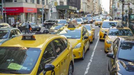 Uber направи немислимото: добавя нюйоркските таксита в приложението си