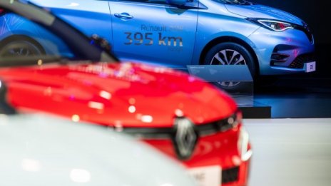 Renault се изтегля от Русия, замразява поръчките на електромобили