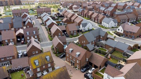 Цените на жилищата във Великобритания отчитат първия си годишен спад от 2012 г. насам