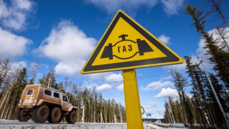 Петролът поевтинява, докато инвеститорите следят перспективите за доставките в Европа*