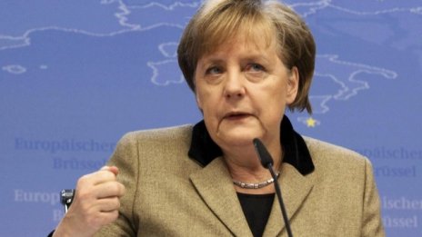 Меркел затяга кранчето с пари за Гърция 