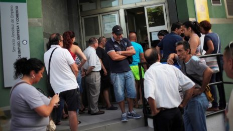 Безработицата в България продължава леко да се понижава и през април