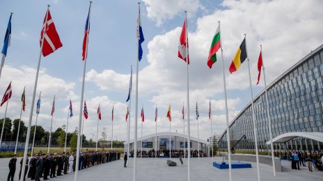 За демокрациите общият фронт по отношение на Украйна и Китай става все по-труден