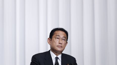 Подкрепата за японския премиер спадна до рекордно дъно заради религиозна организация