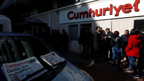 Турски съд издаде заповеди за задържане на редактори от Cumhuriyet