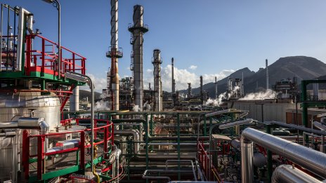 Петролът поевтинява с надеждите за мирни преговори за войната в Украйна*