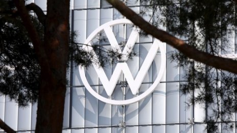 Volkswagen повиши прогнозата си за печалбата, подкрепен от своите премиум марки