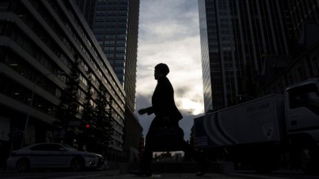 Безработицата в ЕС и еврозоната е продължила да намалява през февруари