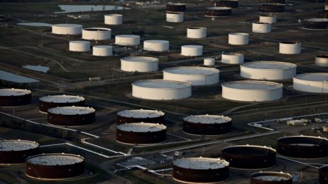 Брент се задържа над 50 долара за барел в очакване на повишено търсене*