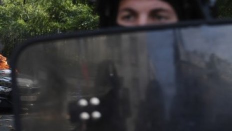 "Жълтите жилетки" се завърнаха в Париж, полицията използва сълзотворен газ*