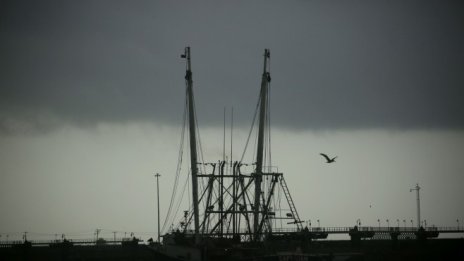 Петролни компании евакуират обектите си в Мексиканския залив заради ураганна буря