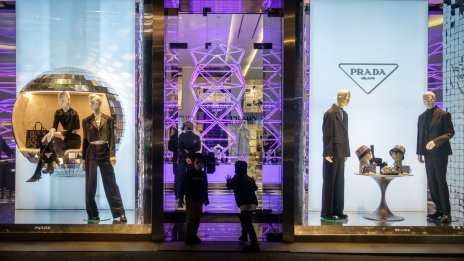 Prada планира да наеме бившия шеф на Luxottica