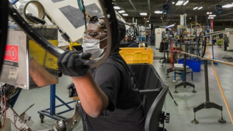 Заявленията за обезщетения при безработица в САЩ намаляват трета седмица