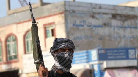 Талибаните превземат Херат и Кандахар, докато затягат обръча около Кабул