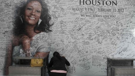 Продажбите на албуми на Уитни Хюстън скочиха 60 пъти