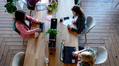 Близо 60% от бизнес лидерите по света очакват икономически растеж през 2025 г.