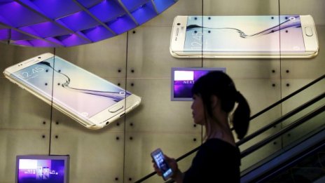 Истинският проблем на Samsung не е Apple