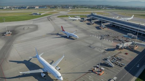 В разгара на летния сезон намаляват полетите до морските градове у нас