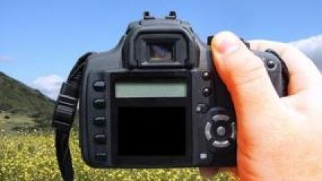 Фотоапарат прави хората засмени