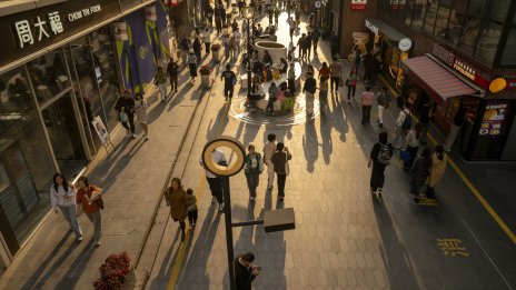 Активността в сектора на услугите в Китай се засилва след търговското примирие