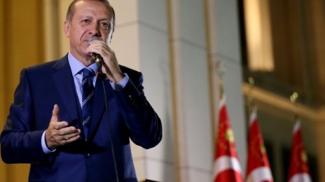 Седем турски банки послушаха Ердоган и понижиха лихвите