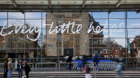 Великобритания продължава да се възстановява от рецесията 