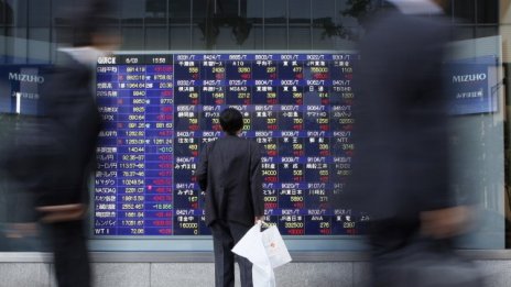 Шарена търговия на азиатските борси в понеделник