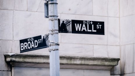 Wall Street изпраща седмицата на червено*