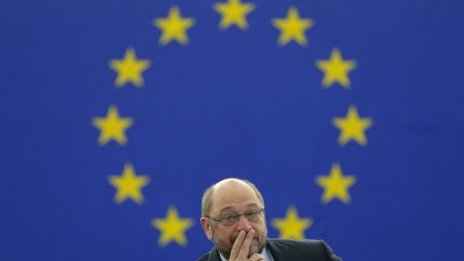 Шулц: Скандално е, че британският премиер ще напусне поста си чак през октомври