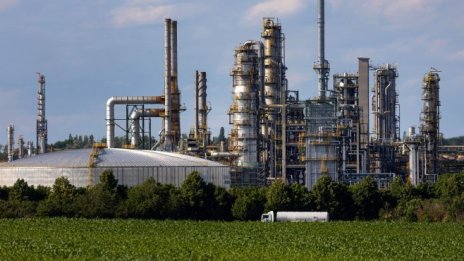 Цената на петрола удължава спадовете от миналата седмица*