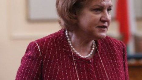 Менда Стоянова се отказа от предложението за авансовия корпоративен данък