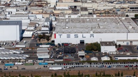 Tesla спира производството в част от американските си заводи