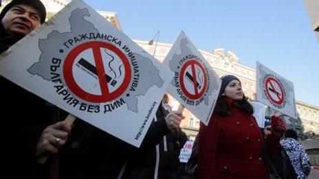 Защитници на пълната забрана за пушене протестират срещу смекчаването на закона