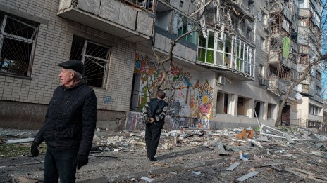 Най-малко 10 души са загинали в Херсон, Украйна и Русия се обвиниха взаимно за нападението