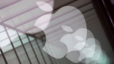 Apple постави огромна реклама срещу CES, с която атакува Amazon и Google