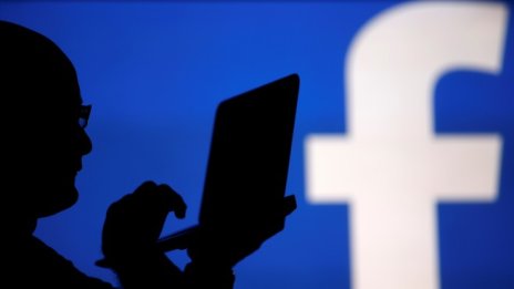 Британският регулатор за личните данни глоби Facebook с 655 хил. евро