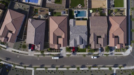 Продажбите на жилища в САЩ достигнаха 13-годишно дъно